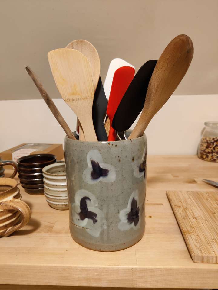 Utensil holder with kitchen utensils